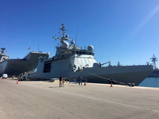 El vaixell espanyol és massa gran per a atracar a Lampedusa. / ACN