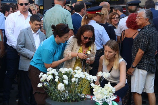 Els familiars i les víctimes de l'atemptat han estat els principals protagonistes de l'acte i els primers a fer les ofrenes. / ELISENDA ROSANAS, ACN