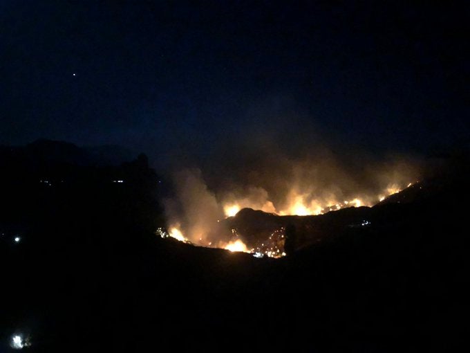 L'incendi està perimetrat en una superfície de 23 kilòmetres. / TWITTER AYUNTAMIENTO DE TEJEDA