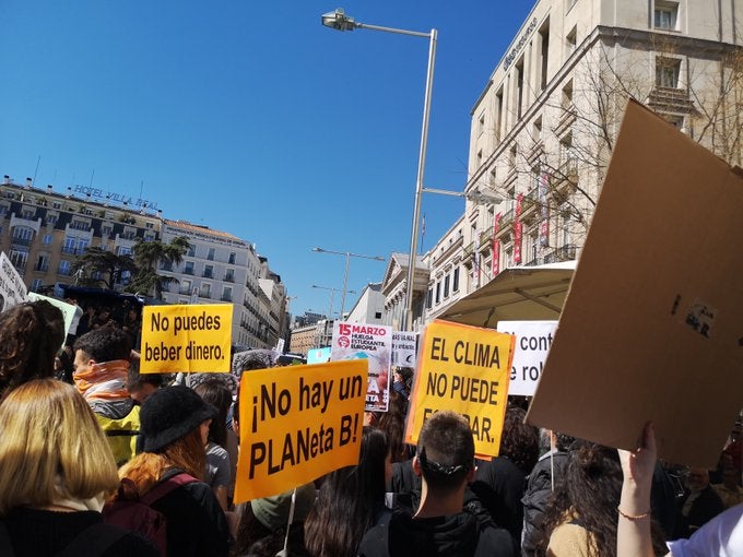 El moviment juvenil lamenta que 'està en joc' el futur i acusa els polítics d'estar 'negociant amb ell'. / JUVENTUD POR EL CLIMA