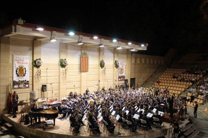 Els aplaudiments ja en els últims acords de la peça van ser la cirereta d'un pastís elaborat amb la força de 'Superman' i l'art i la reivindicació de 'Grafítica'. / MANO A MANO DE BUÑOL