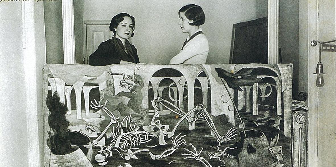 Maruja Mallo i la periodista Josefina Carabias amb 'Antro de fósiles', Madrid, 1931