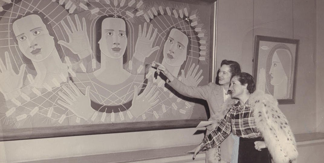 Maruja Mallo i Patricia Morey a la galeria Carrol Carstairs de Nova York davant de la seua obra 'Canto de las espigas' (1939), sèrie 'La religión del trabajo', el 1948 