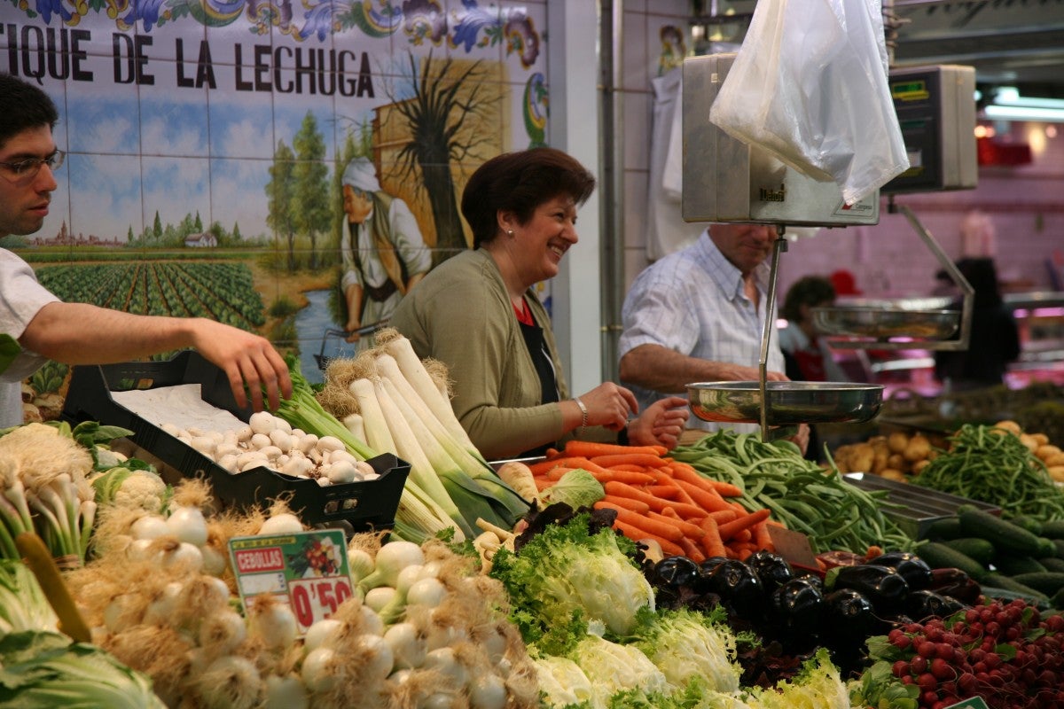 Els experts apunten que cal optar per dietes que continguen més vegetals, així com carn produïda de manera sostenible dins de sistemes que suposen menys emissions de CO2 que els actuals. / PXHERE