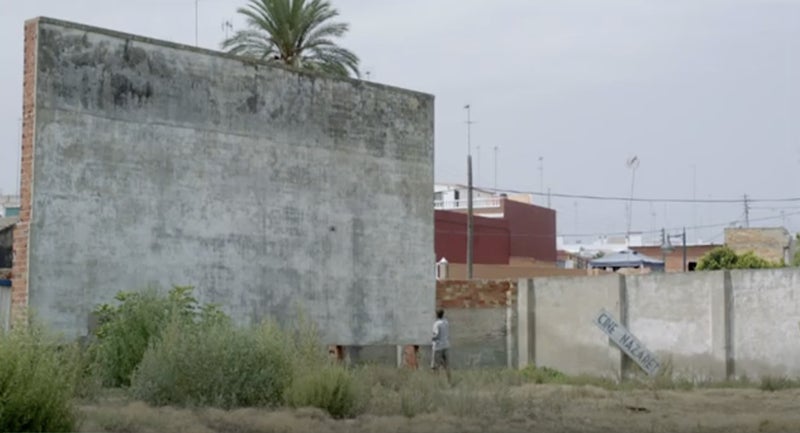 Escena de la pel·lícula Los chicos del puerto amb l'antiga pantalla del cinema d'estiu al barri de Natzaret, a València.