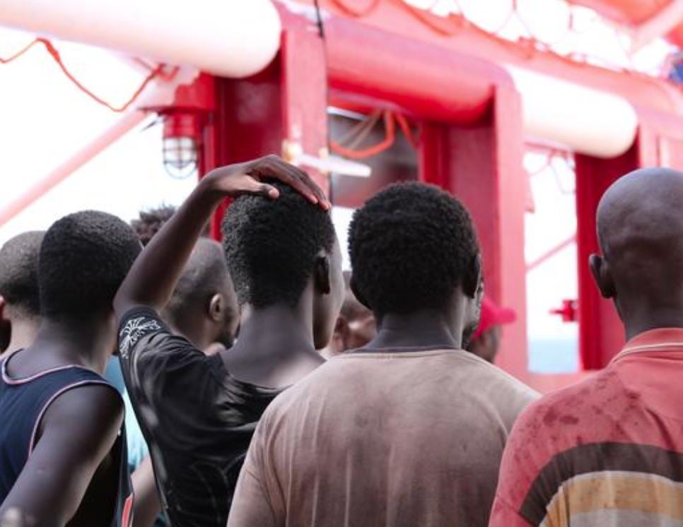 La tripulació del vaixell es nega a tornar els migrants a Líbia. / METGES SENSE FRONTERES