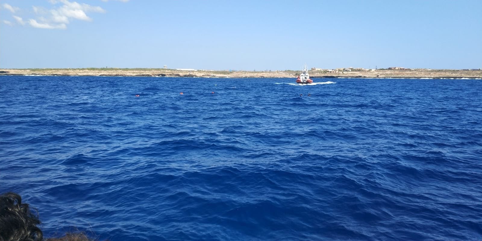 Només 800 metres separen el vaixell de l'illa de Lampedusa. / OPEN ARMS