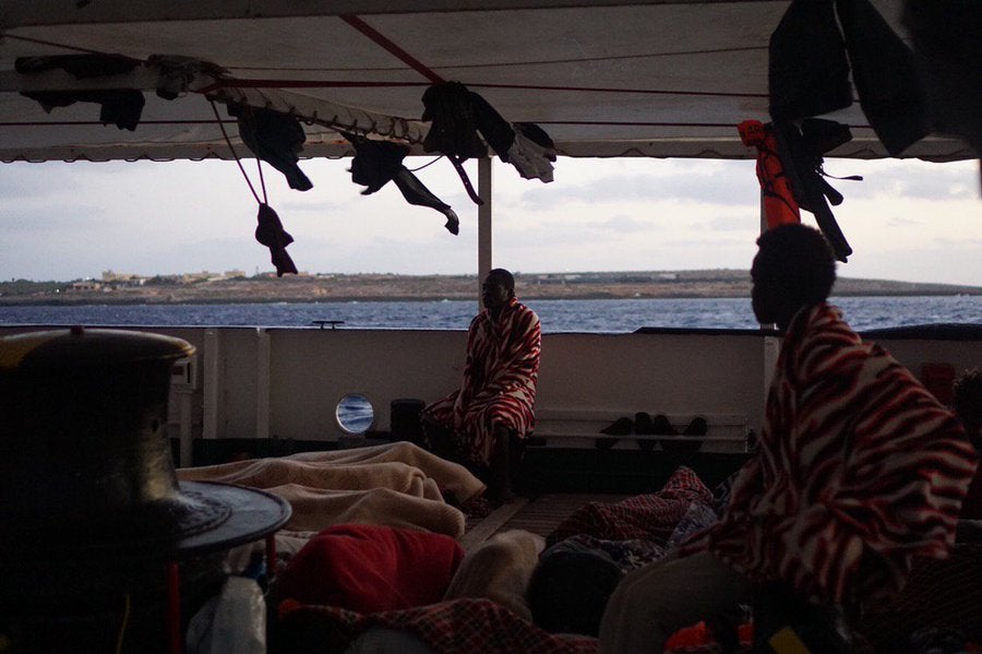 El vaixell de l'ONG es troba fondejat en aigües d'Itàlia, davant de l'illa de Lampedusa. / OPEN ARMS