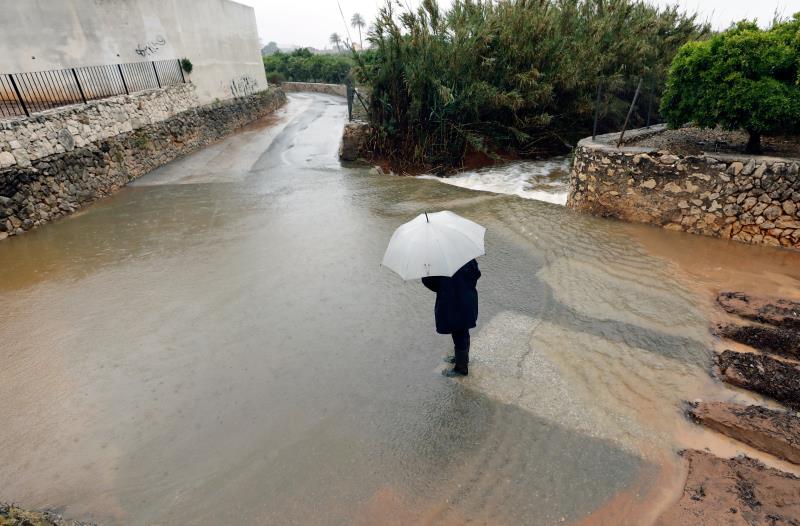 Durant la passada matinada ha plogut amb intensitat molt forta, localment torrencial, al litoral de la demarcació d'Alacant. Les xifres més altes s'han assolit al nord i al sud de la demarcació. Imatge d'arxiu. / EFE