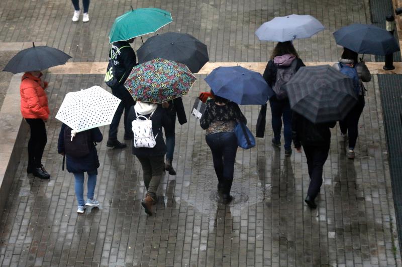 Per a aquest dilluns es preveuen intervals nuvolosos que aniran en augment cap al migdia fins a provocar precipitacions a la vesprada. Imatge d'arxiu. / EFE