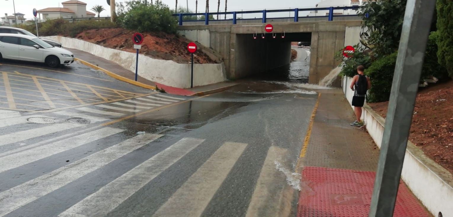 Diversos conductors han abandonat els cotxes a Oriola Costa perquè la intensa pluja els impedia conduir. / POLICIA LOCAL ORIOLA