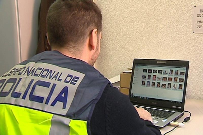 Segons detalla la Policia, les persones detingudes seguien diferents pautes i procediments. Imatge d'arxiu. / EFE