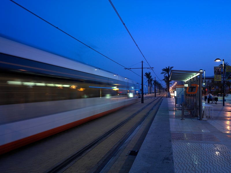 Les freqüències dels trens i tramvies depenen de les diferents línies i de les franges horàries, per la qual cosa s'aconsella als clients que s'informen en la pàgina web o per telèfon. / GVA