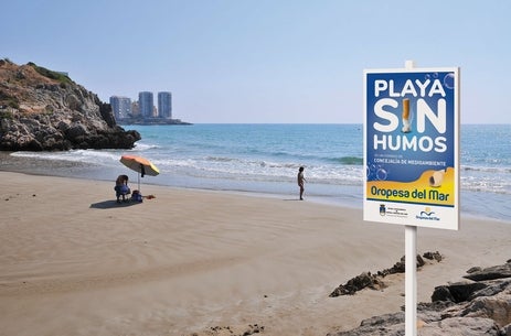 Aquest tipus d'iniciatives han cobrat rellevància després que la Cala Retor, a Orpesa (la Plana Alta), s'haja convertit des de fa deu dies en la primera platja valenciana lliure de fum. / TURISME ORPESA DEL MAR