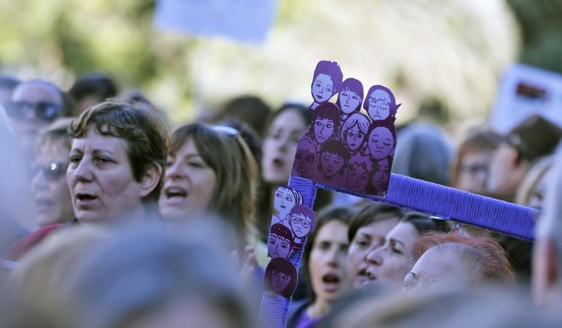 Els fets han ocorregut vora les 3 de la matinada d'aquest diumenge. El detingut va agafar un pal i suposadament va colpejar la xica, de 17 anys, per tot el cos. Imatge d'arxiu. / EFE