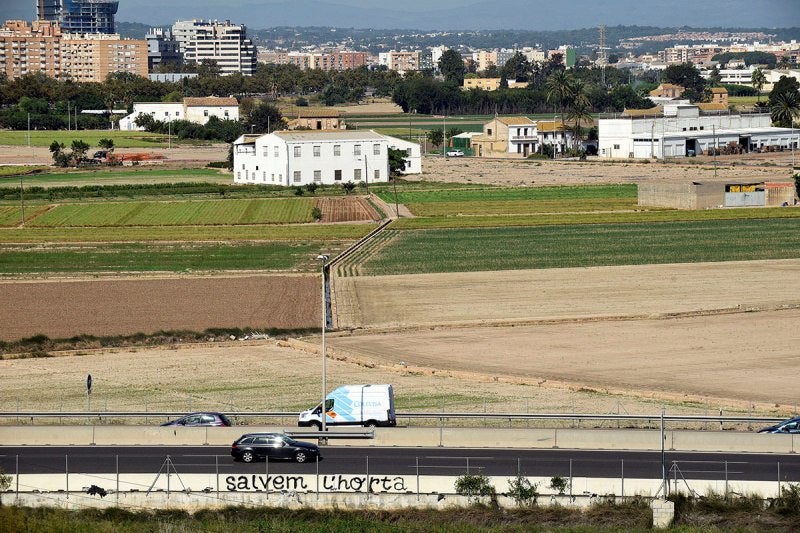 el nou pla d'expropiacions ha provocat que alguns llauradors hagen d'acudir als tribunals per a exigir la compensació que han deixat de rebre per aquests terrenys. / DANIEL GARCÍA-SALA