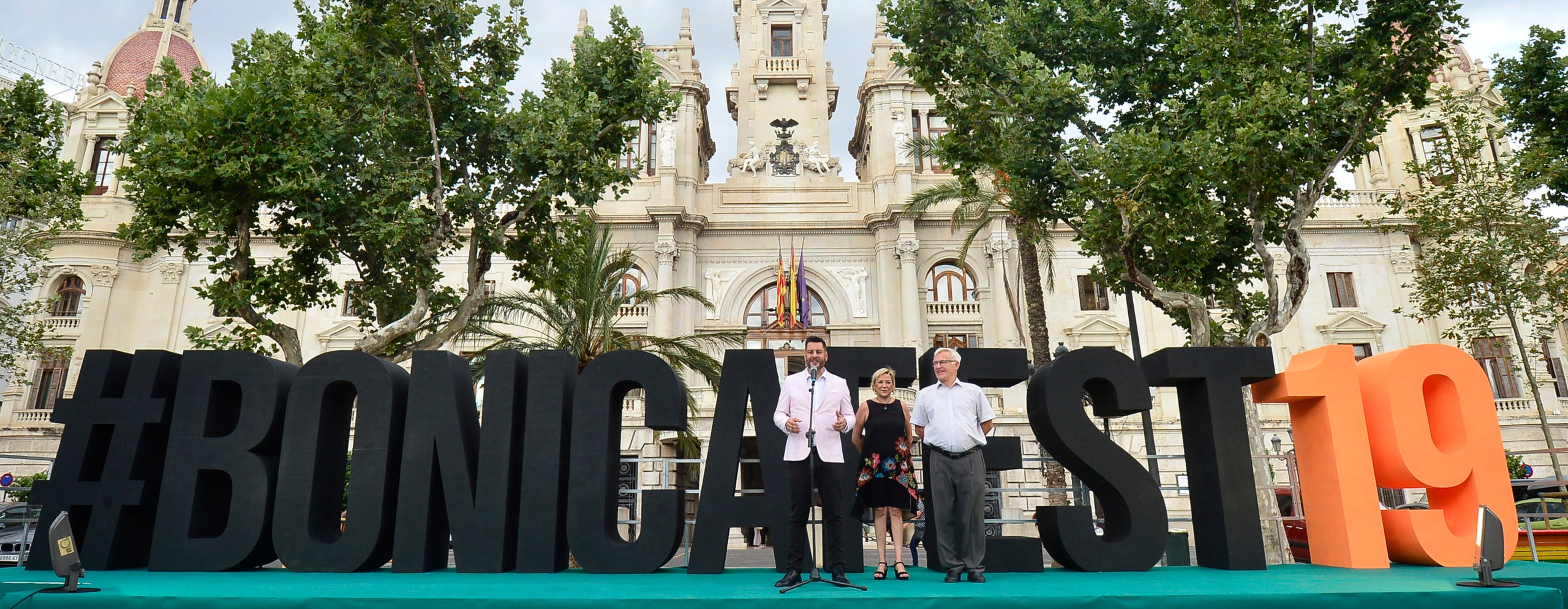 El regidor de Comerç, Carlos Galiana, i l'alcalde, Joan Ribó, han presentat aquest matí una campanya que, en el seu quart any, aposta pel foment dels productes de temporada. / AJUNTAMENT DE VALÈNCIA