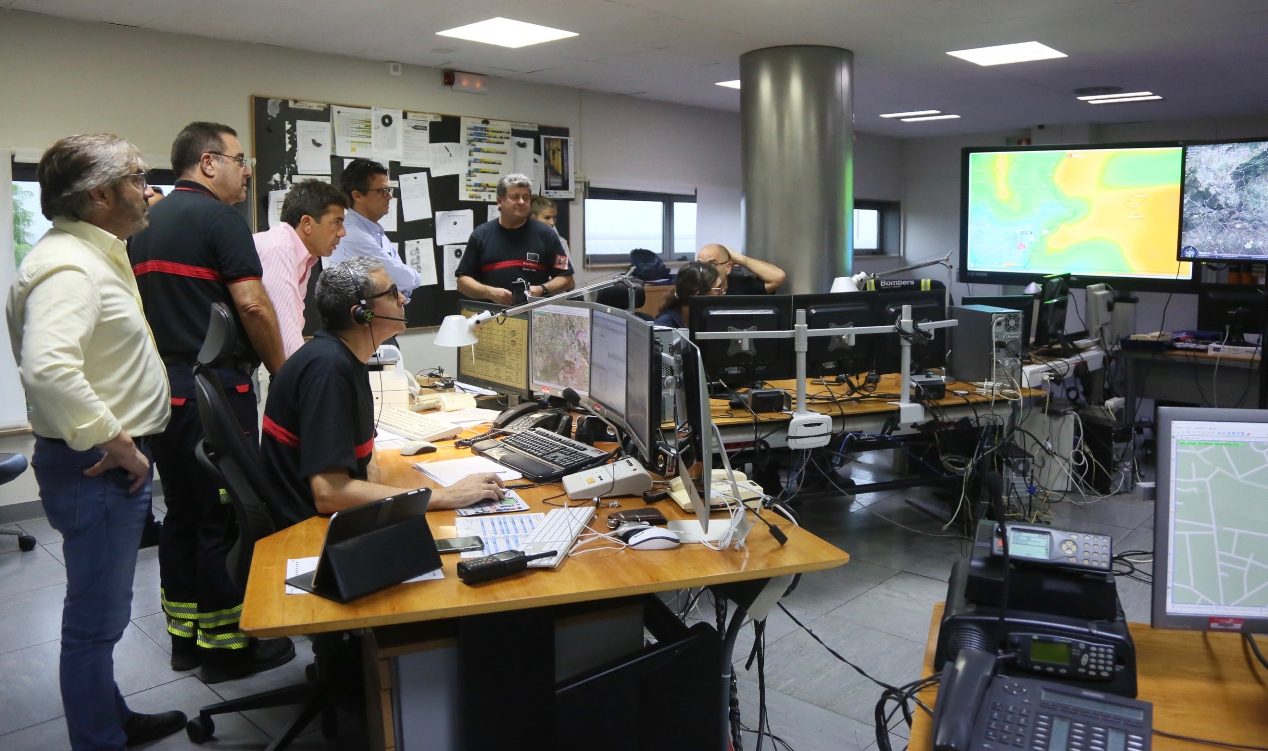 El president de la Diputació d'Alacant, Carlos Mazón, al centre de coordinació d'emergències. /DLV