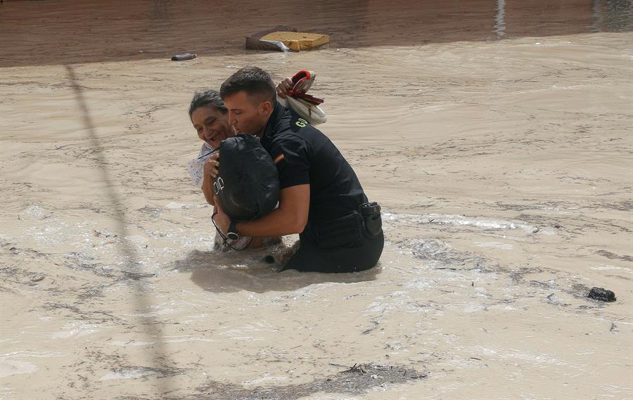 Efectius procedents de tot l'estat espanyol s'han mobilitzat d'urgència per a atendre la situació d'alerta de la comarca. / EFE
