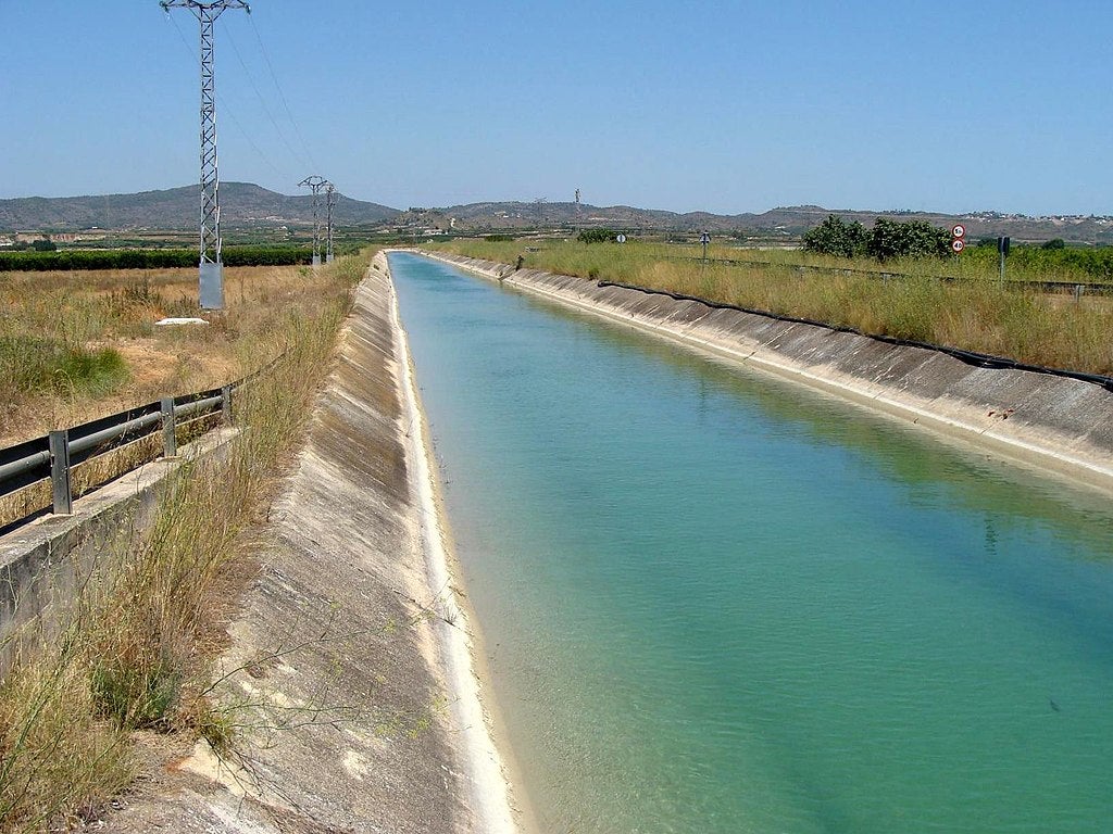 El Consorci Provincial de Bombers de València lamenta el rebuig de la Confederació Hidrogràfica del Xúquer a la seua petició de realitzar pràctiques en aigües superficials al Canal Xúquer-Túria. / FEV