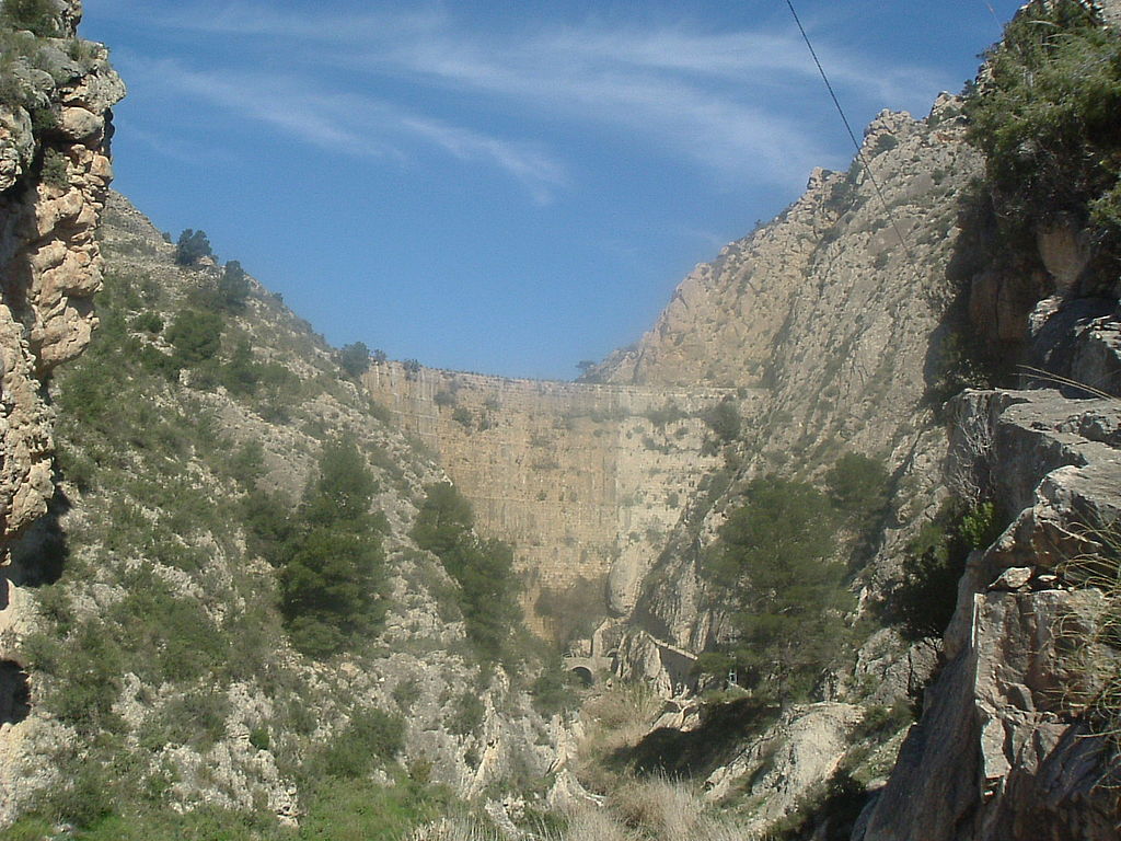 El pantà de Tibi es va construir perquè emmagatzemara aigua del riu per a abastir l'horta d'Alacant, juntament amb una xarxa de séquies i assuts que s'estén per tota la comarca de l'Alacantí. / TALAYUELO