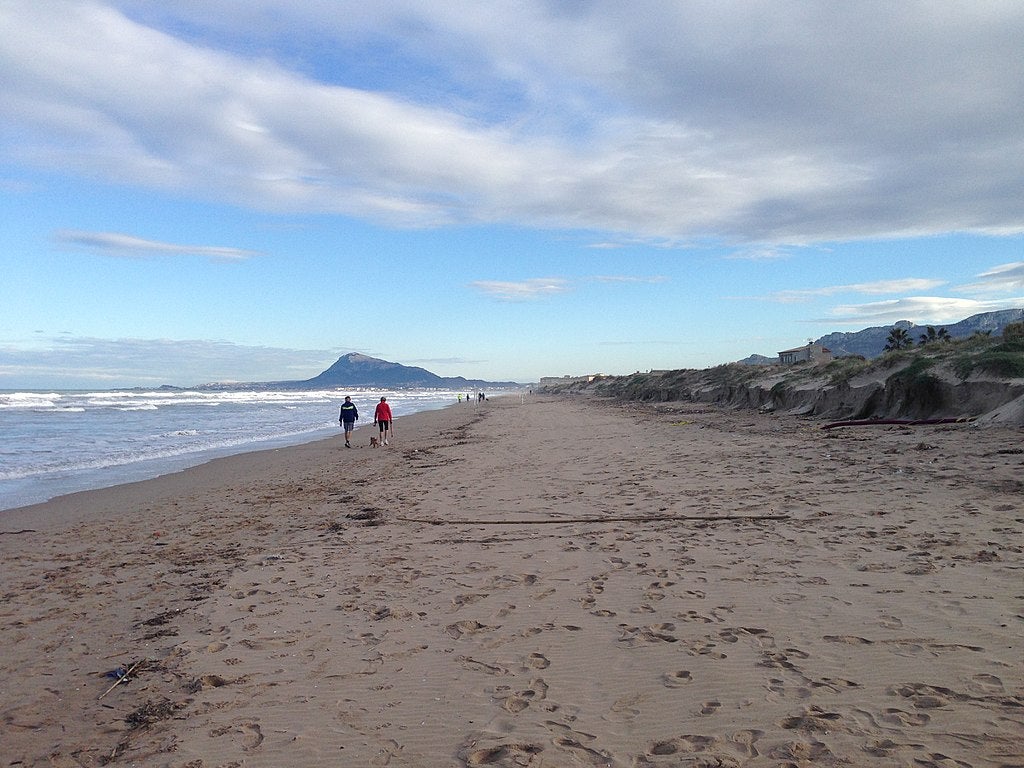 Cap a les 9.15 hores d'aquest dimecres, el CICU ha rebut una alerta que s'havia tret de l'aigua un home inconscient a la platja de l'Aigua Morta d'Oliva. Imatge d'arxiu. / JOSEPCLIM