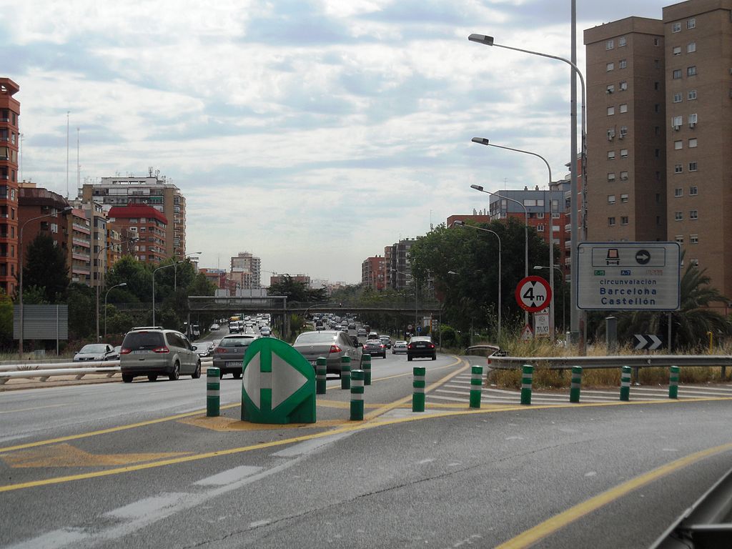 Grezzi promet el carril bici fins a Xirivella davant els 'obstacles' en el pont d'entrada a València. / ENRIQUE ÍÑIGUEZ RODRÍGUEZ