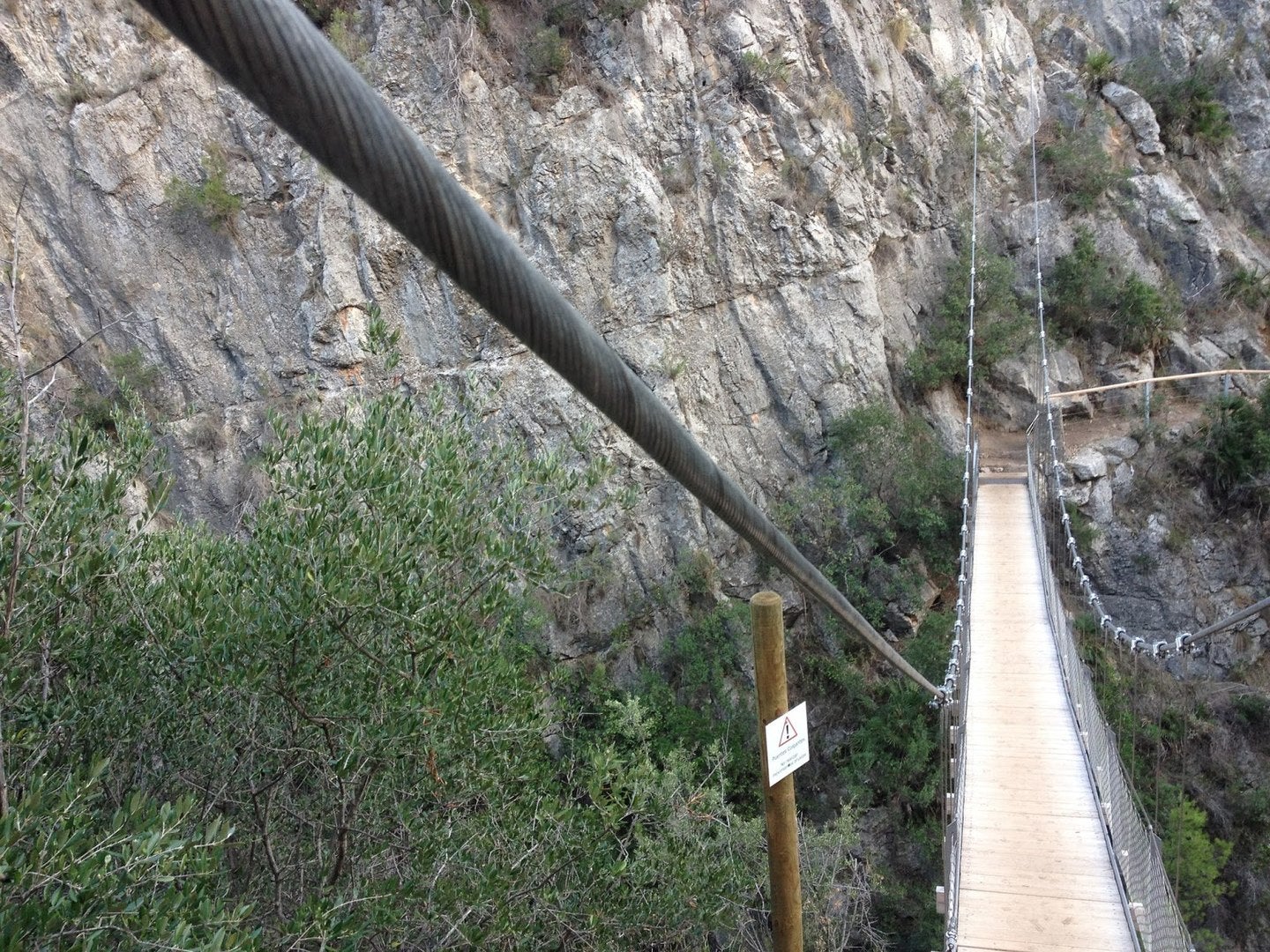 L'Ajuntament de Xulilla (la Serrania) ha decidit clausurar un dels dos ponts penjants sobre el riu Túria de la senda dels Pantaners perquè un dels cables metàl·lics que el subjecten va resultar danyat quan algú va tractar de tallar-lo. Imatge d'arxiu. / ATERE2015