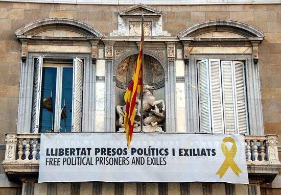 Imatge de la pancarta penjada al balcó del Palau de la Generalitat objecte de la denúncia. / ACN 