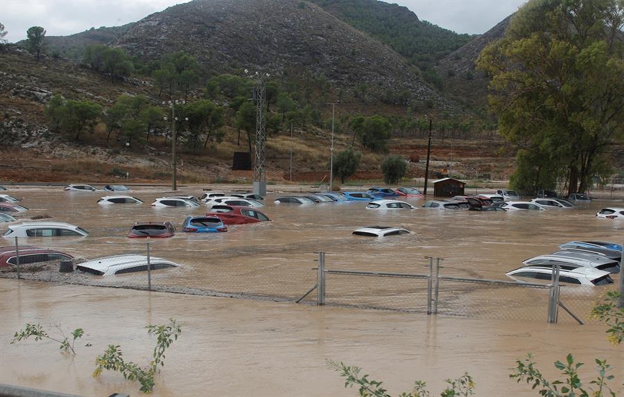 La pluja ha inundat diversos aparcaments, de manera que ha afectat centenars de vehicles a Oriola. / EFE