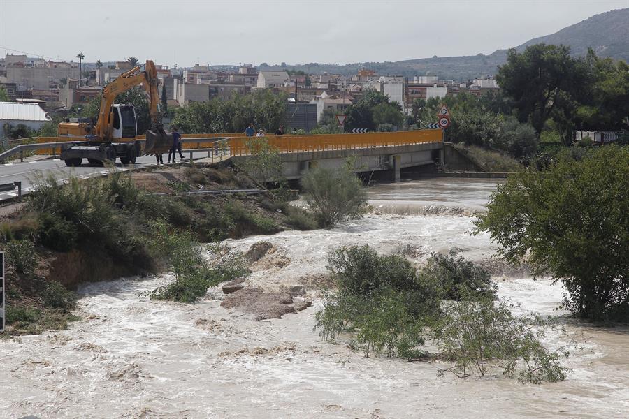 Moltes poblacions ja estan desbordades i es preveu que el riu puga portar més aigua en les pròximes hores. / EFE