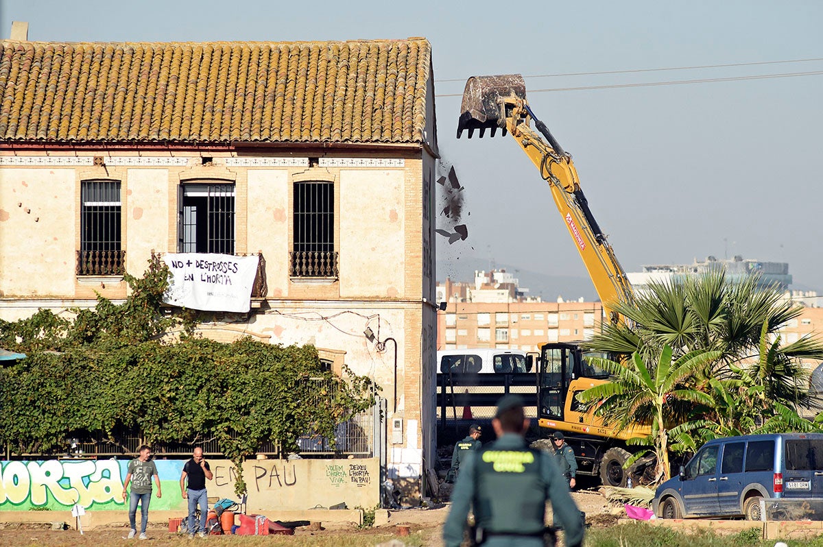 No s'ha pogut iniciar la demolició immediatament perquè algunes persones, que després han sigut detingudes, han pujat a la teulada de l'alqueria per a 'frenar l'acció de la piqueta'. / DANIEL GARCÍA-SALA