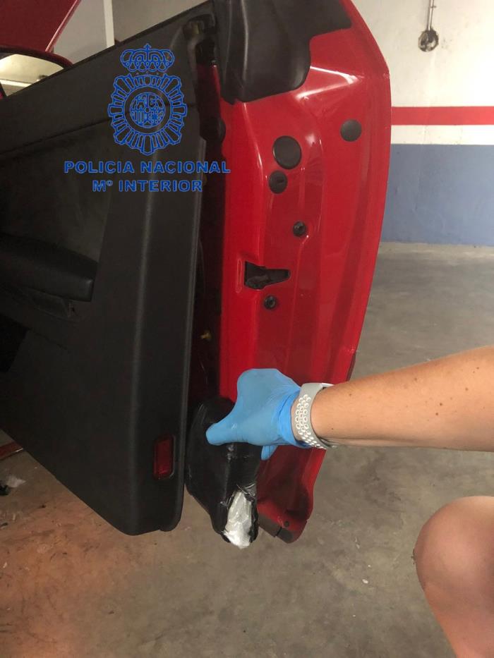 Els agents van confiscar un embolcall amb uns 489 grams de cocaïna ocult darrere del panell de la porta dreta. / POLICIA NACIONAL