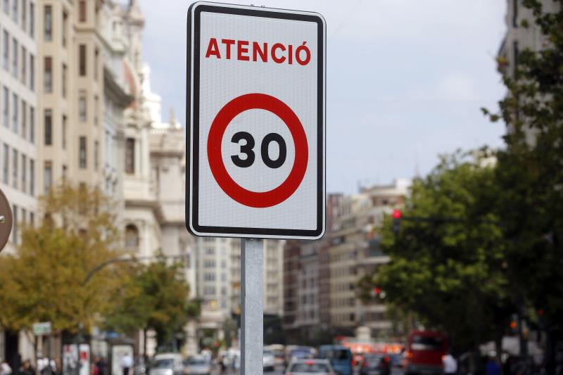 El regidor de Trànsit i Mobilitat, José Ramón González, ha assenyalat que aquesta limitació de velocitat milloraria la seguretat del trànsit urbà. / EFE