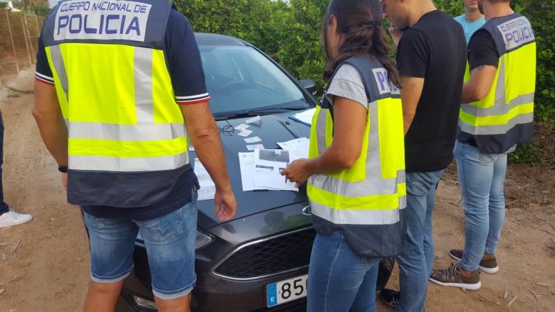 Els agents van detindre un dels responsables quan traslladava quinze persones a un camp agrícola situat a la localitat de Los Montesinos. / EFE