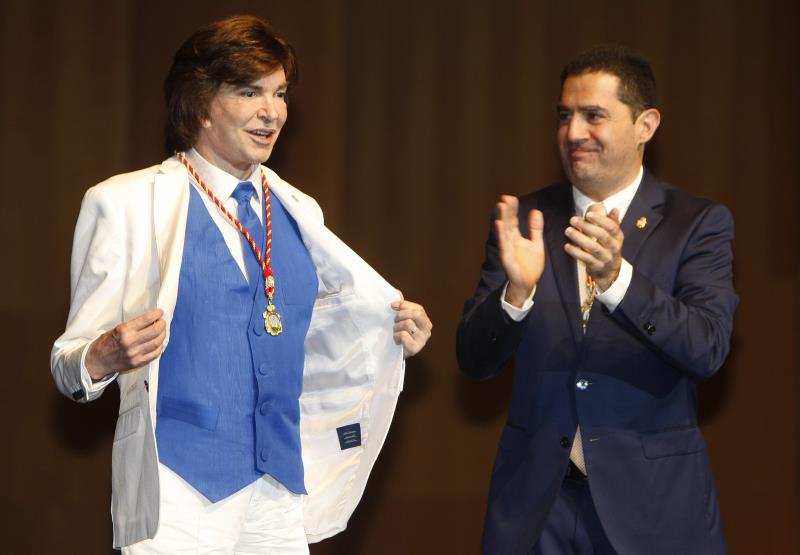 Camilo Sesto, juntament amb l'alcalde d'Alcoi, Toni Francés, en el moment de l'entrega de la medalla d'or de la ciutat. / EFE