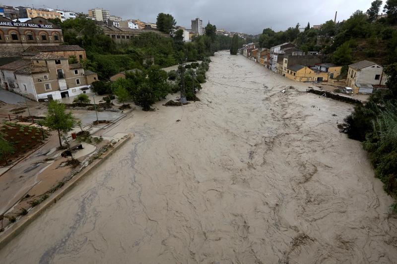 Imatge del riu Clariano desbordat al seu pas per Ontinyent. / EFE