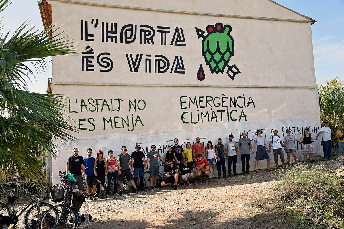 Diverses plataformes han convocat el veïnat perquè, entre tots, facen força per a evitar la demolició. / DANIEL GARCÍA-SALA