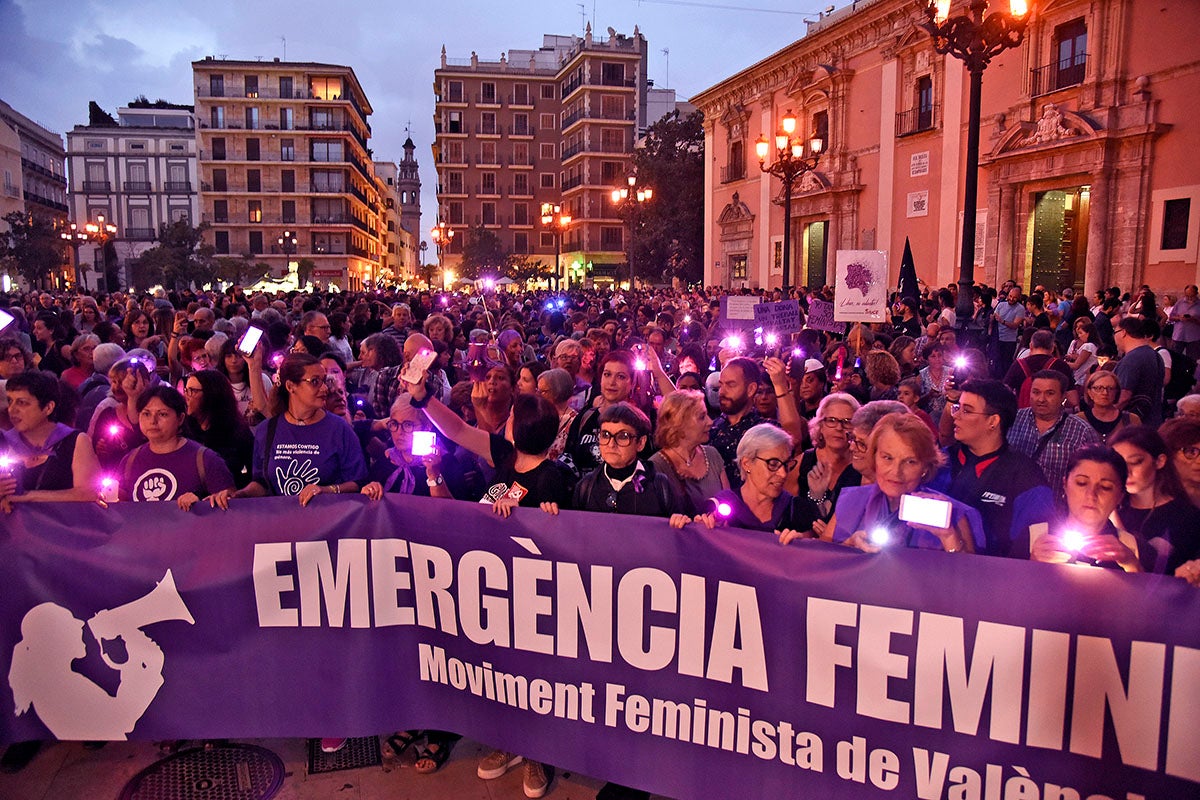 Desenes de manifestacions han recorregut pobles i ciutats valencians. En la imatge, foto de la capçalera de la manifestació de València. / DANIEL GARCÍA-SALA