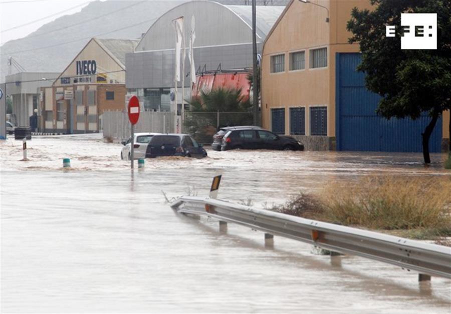 Els accessos a Oriola estan tallats per l'acumulació d'aigua en les carreteres. / MORELL / EFE