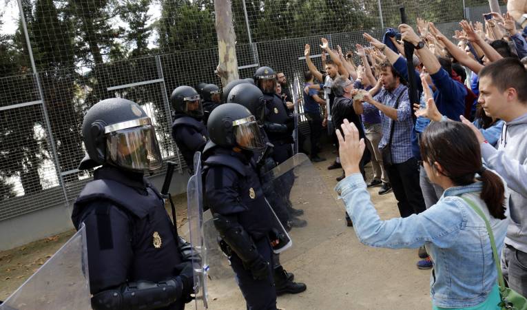 Segons el consistori, 'no era necessari retorçar colls, fer trepitjades estant la persona a terra, donar cops a la cara o usar les defenses policials contra les extremitats superiors', i més quan els votants mostraven una actitud 'pacífica'. / Imatge d'arxiu