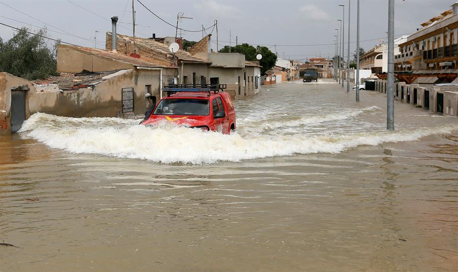 La localitat de Daia Vella és una de les afectades pel temporal que ha inundat la comarca dels Baix Segura. / MANUEL LORENZO / EFE