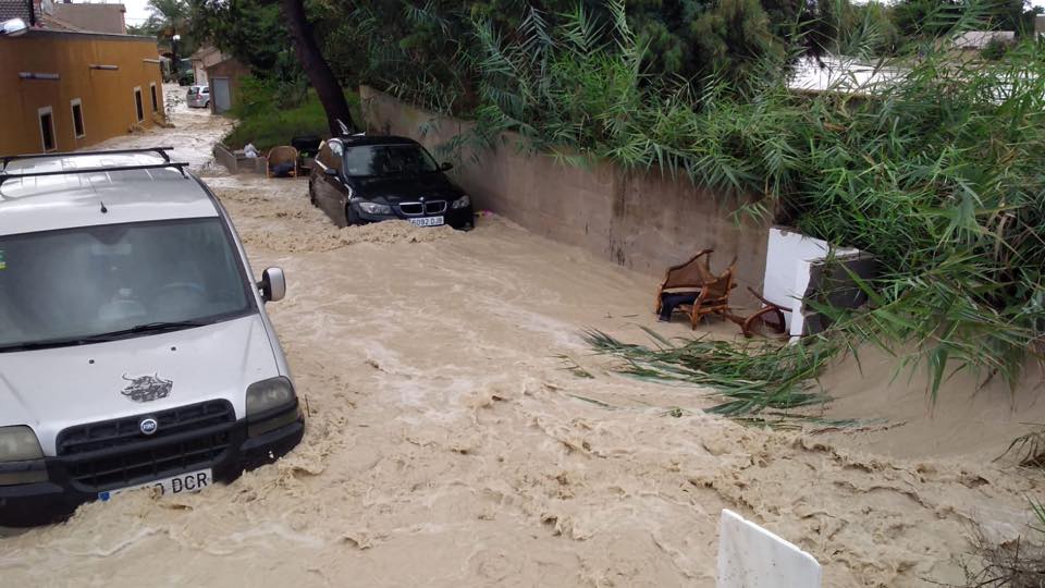 L'aigua ja ha negat diversos barris de la localitat. / AJUNTAMENT D'ALMORADÍ