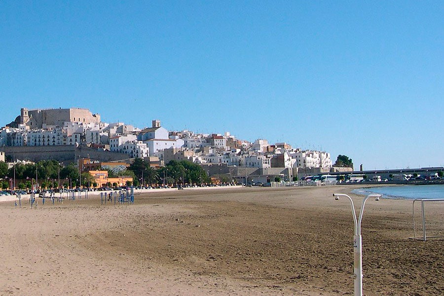 El tancament de la platja es va dur a terme després de rebre els resultats de les analítiques fetes per la Conselleria de Transició Ecològica, que indicaven que existia contaminació fecal en les seues aigües. / PERE PRLPZ