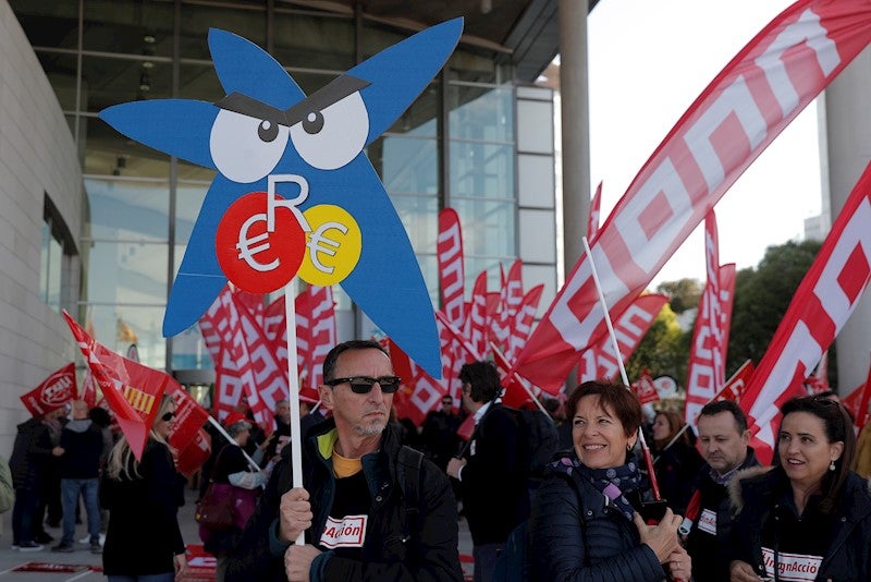 Imatge d'arxiu de treballadors valencians afectats per l'ERO de Caixabank. / EFE