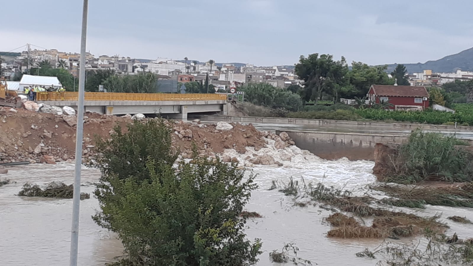  La localitat d'Almoradí (el Baix Segura) va quedar aïllada aquest dissabte després que tots els seus accessos quedaren bloquejats per un trencament en la mota del riu Segura. / TWITTER @chsriosegura
