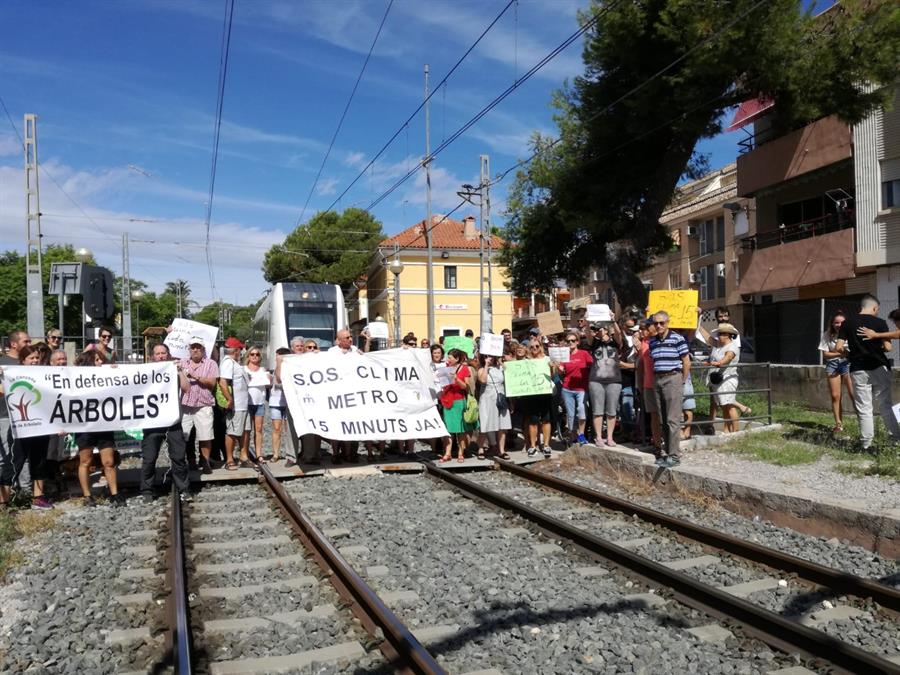 Els veïns de la Canyada volen que el metro passe per la seua parada cada 15 minuts. / VEÏNS DE LA CANYADA