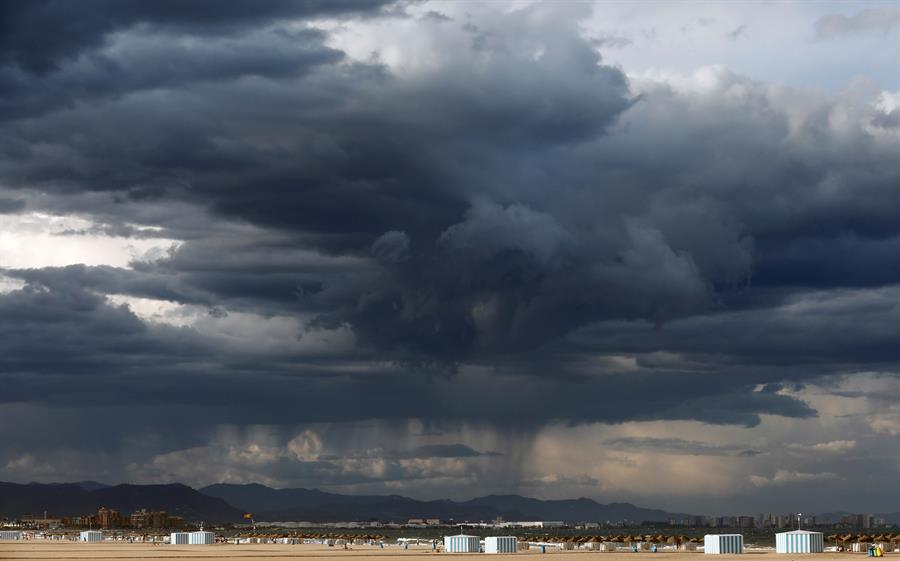 Aquest divendres podria haver-hi tempestes localment fortes i menys probables en el terç sud. Imatge d'arxiu. / EFE