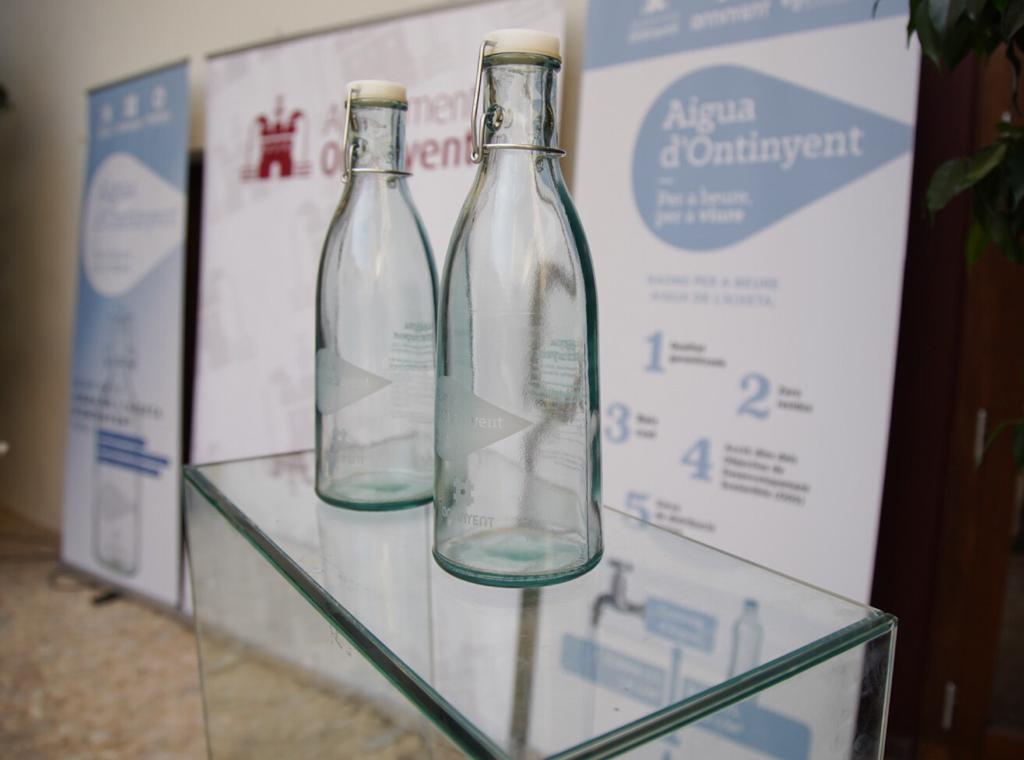 L'Ajuntament d'Ontinyent i l'empresa Egevasa han llançat aquest dimarts la seua aigua, dins d'una campanya que duu per lema 'Aigua d'Ontinyent: per a beure, per a viure'. / @GLOBALOMNIUM