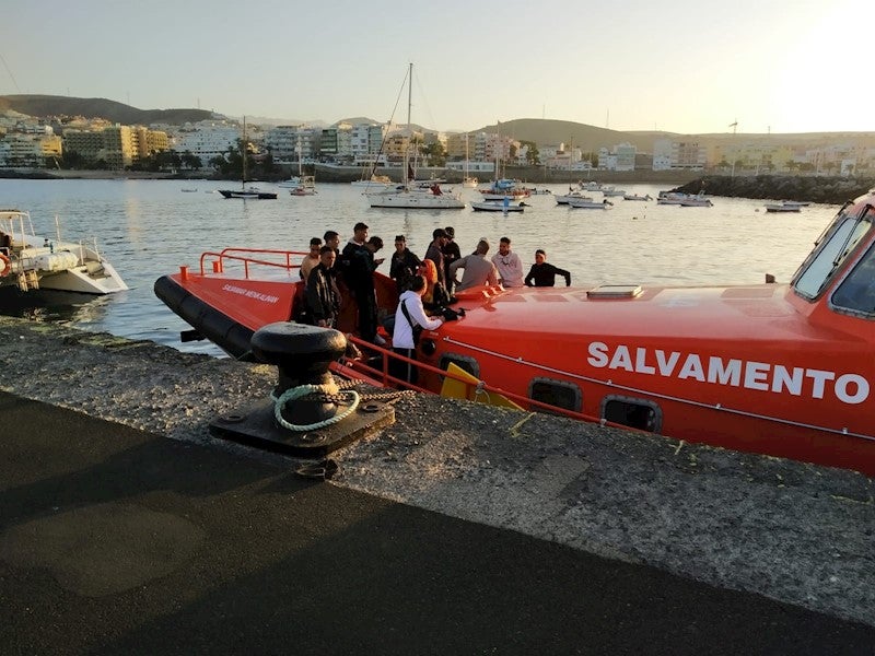 Imatge d'arxiu de la Guàrdia Civil de l'atenció per part de Salvament Marítim a unes persones que viatajven en una pastera. / EFE